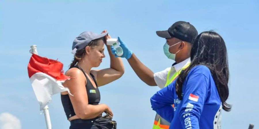 Corona-Kontrolle bei Touristen in Indonesien
