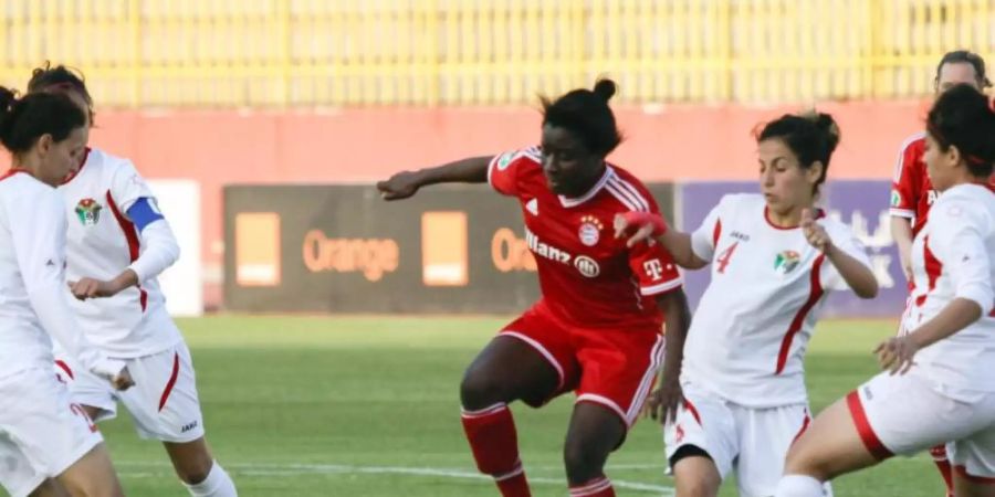 Eunice Beckmann (M) für den FC Bayern München bei einem Freundschaftsspiel 2014 in Jordanien im Einsatz. Foto: spo