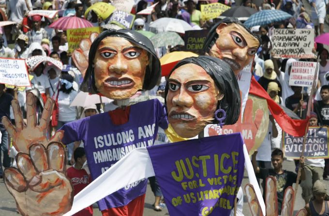Mit Masken und Schildern wird auf den Philippinen gestreikt. Weltfrauentag Philippinen
