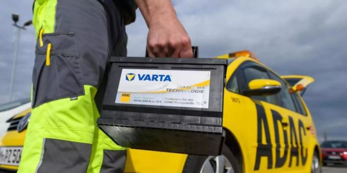ADAC-Pannenhelfer werden am meisten für Probleme mit der Autobatterie gerufen. Foto: Christophe Gateau/dpa ADAC-Pannenhelfer werden am meisten für Probleme mit der Autobatterie gerufen. Foto: Christophe Gateau/dpa