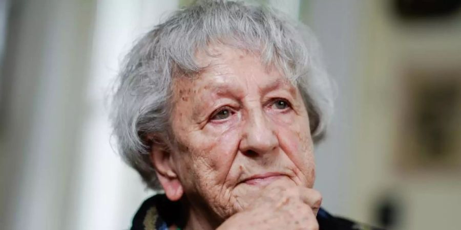 Die Schriftstellerin Ingrid Noll erzählt - auch von sich. Foto: Uwe Anspach/dpa