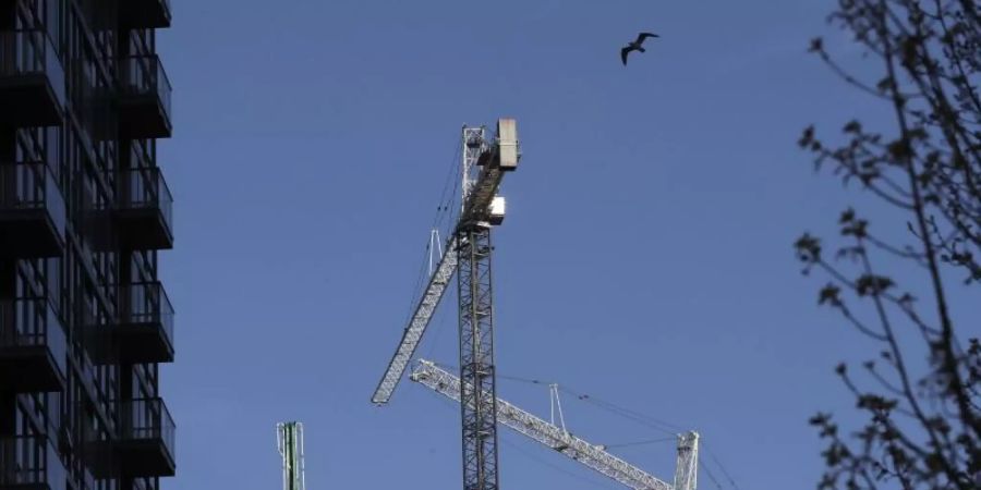 Eine stillgelegte Baustelle in der Innenstadt von Seattle. Die meisten Bauprojekte in der Stadt sind ausgesetzt, da die Menschen wegen des Ausbruchs des Coronavirus angewiesen wurden, zu Hause zu bleiben und zu arbeiten. Foto: Ted S. Warren/AP/dpa