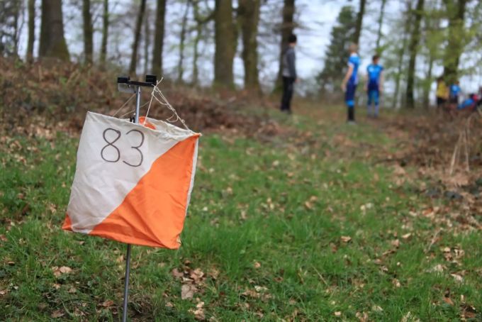 Beim Orientierungslauf werden im Gelände mehrere Kontrollpunkte festgelegt. OL