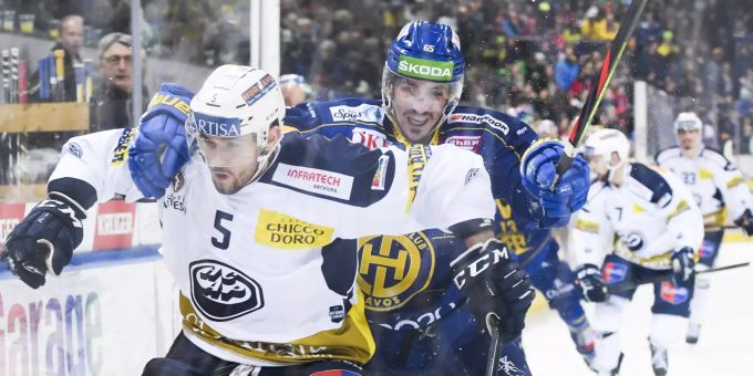 Ambris Tobias Fohrler, links, gegen den Davoser Marc Wieser. HC Davos