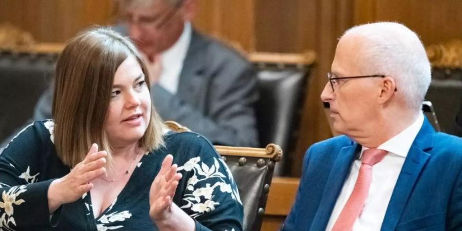 Derzeit sieht es eher nach Rot-Grün als nach Grün-Rot aus: Hamburgs Erster Bürgermeister Peter Tschentscher (SPD) und seine Koalitionspartnerin Katharina Fegebank (Grüne). Foto: Daniel Reinhardt/dpa/Archivbild