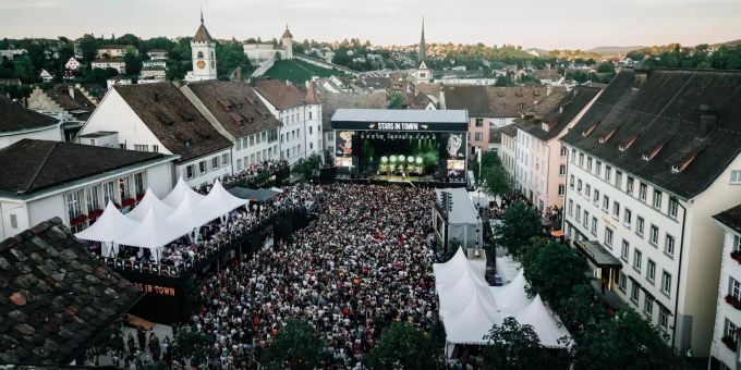 Luftansicht des gefüllten Festival-Geländes vom Stars in Town. Stars in Town