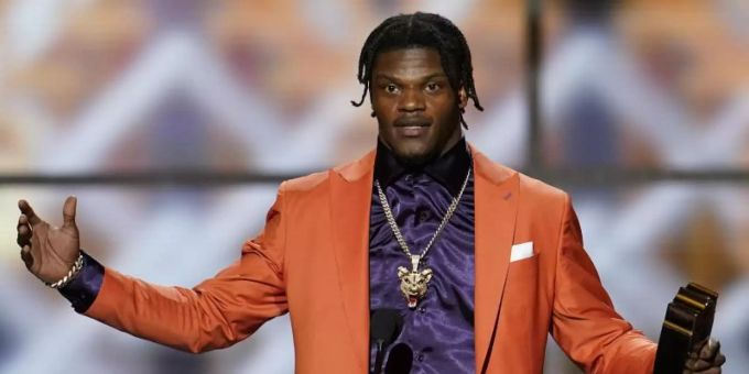 Baltimore Ravens Lamar Jackson bedankt sich für die Auszeichnung als wertvollster Spieler der NFL. Foto: David J. Phillip/AP/dpa Baltimore Ravens Lamar Jackson bedankt sich für die Auszeichnung als wertvollster Spieler der NFL. Foto: David J. Phillip/AP/dpa