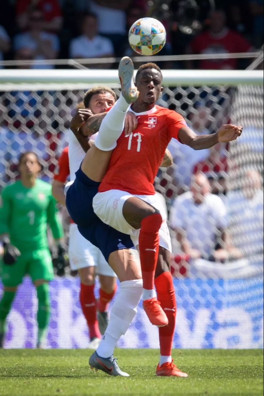 Kyle Walker (l.) und der Schweizer Denis Zakaria schenken sich nichts.