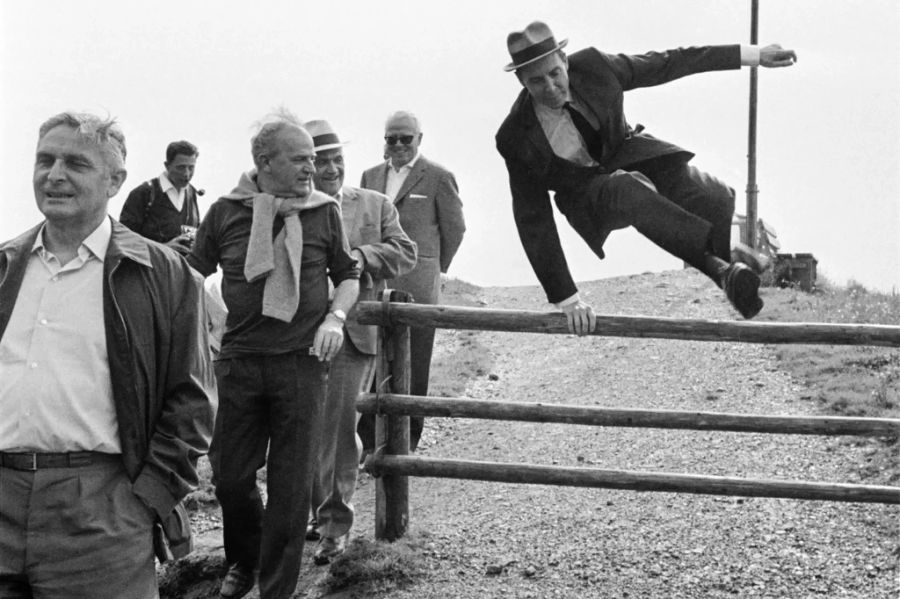 Bundespraesident Hans-Peter Tschudi (SP) ueberspringt am 8. Juli 1970 auf der Bundesratsreise auf den Kronberg oberhalb Gonten ein Hindernis, das seine Kollegen Ernst Brugger, Nello Celio, Bundeskanzler Huber und Pierre Graber, von links nach rechts, seitlich umgehen.