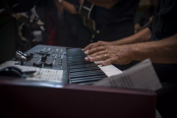 Ein Musiker spielt Keyboard. (Symbolbild) Keyboard Musiker