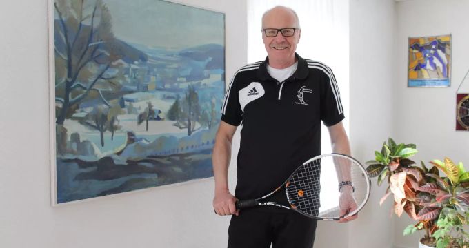 Tennis ist ein Hobby von Emil Huber; er spielt auch Interclub. Emil Huber
