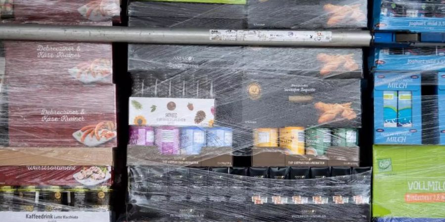Paletten mit Lebensmitteln auf der Ladefläche eines LKW. Einzelhandel, Industrie und Politik sehen die Versorgung trotz angespannter Lage als sicher. Foto: Sven Hoppe/dpa