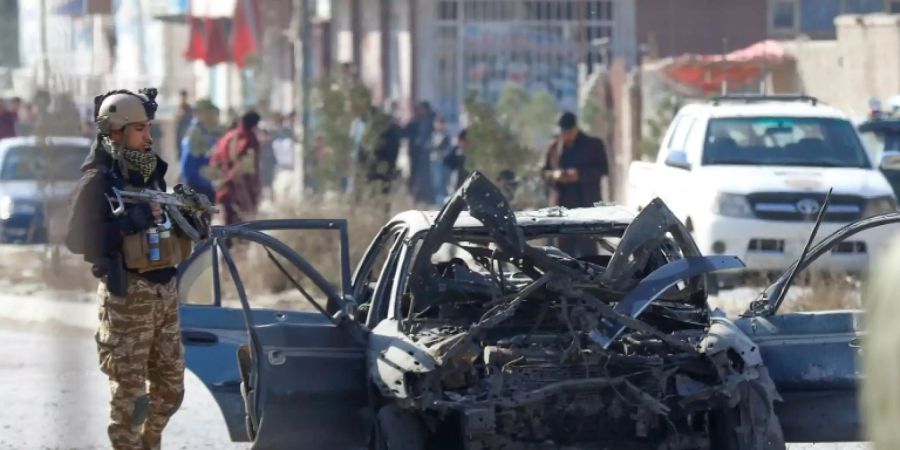 Zerstörter Wagen nach dem Anschlag in Kabul