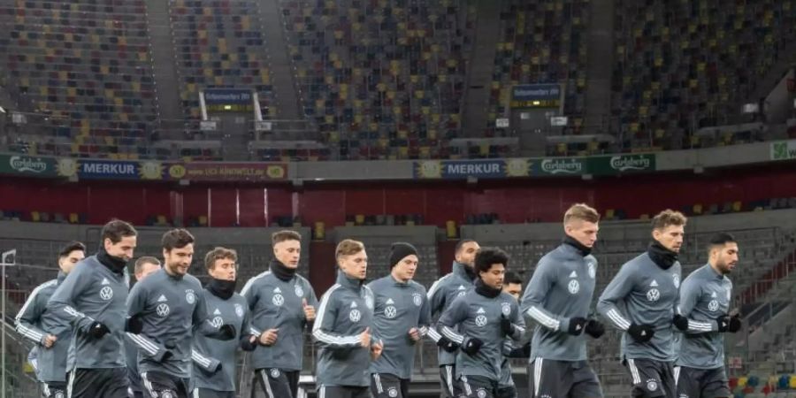 Hat die Qualifikation für die EM selbst in der Hand: Die deutsche Nationalmannschaft beim Training in Düsseldorf. Foto: Bernd Thissen/dpa
