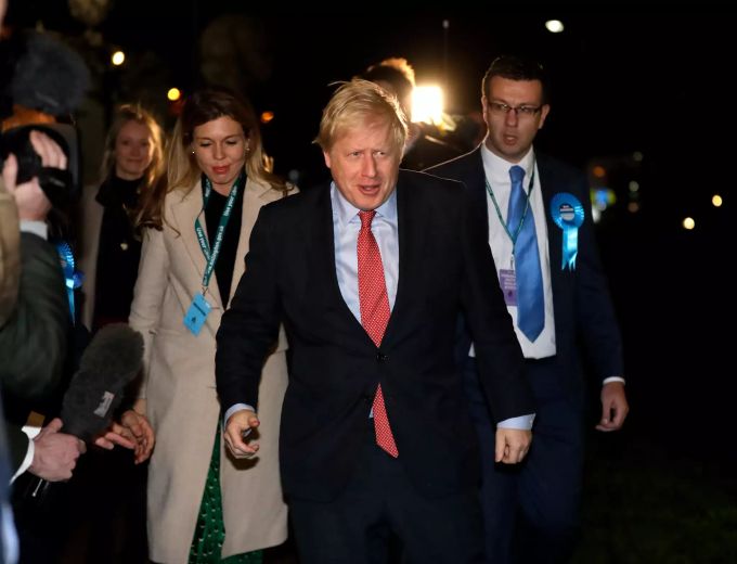 Boris Johnson (M), Premierminister von Grossbritannien, und seine Partnerin Carrie Symonds (Mitte l). Parlamentswahl in Grossbritannien