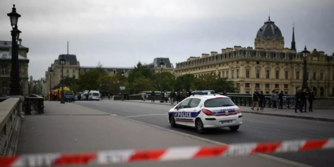 Paris - Mann sticht in Pariser Polizeipräfektur um sich - Täter erschossen