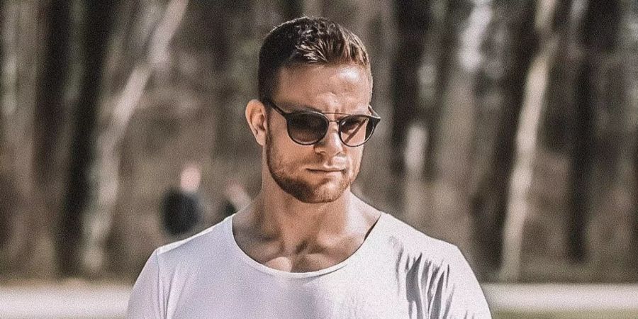 Der neue Bachelor Sebastian kann auf jeden Fall posieren.