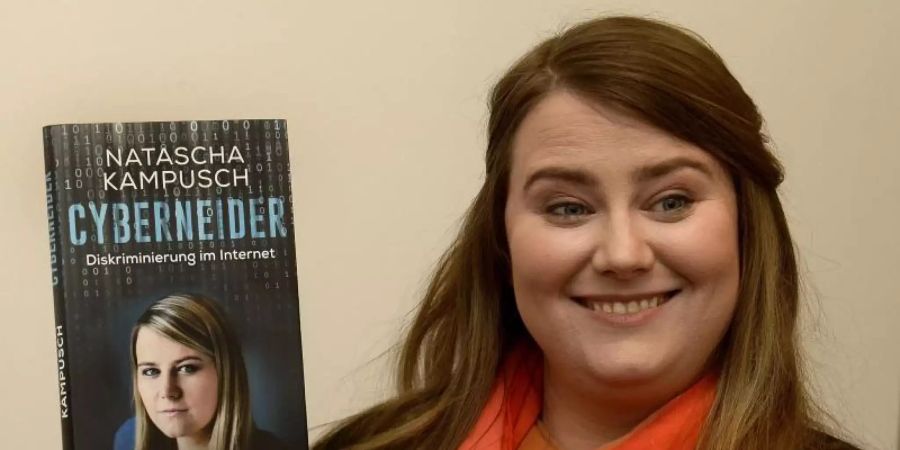Natascha Kampusch stellt ihr Buch «Cyberneider. Diskriminierung im Internet» in Wien vor. Foto: Herbert Pfarrhofer/APA/dpa