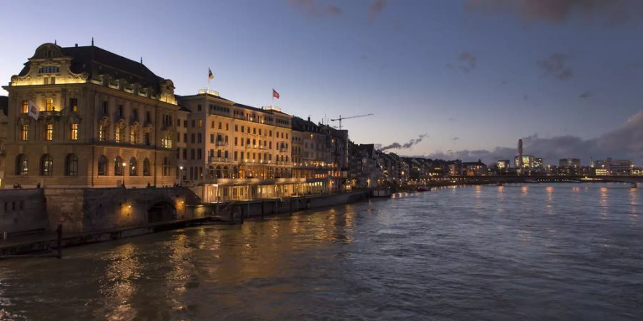 Das Hotel Les Trois Rois am Rheinufer im Abendlicht in Basel.