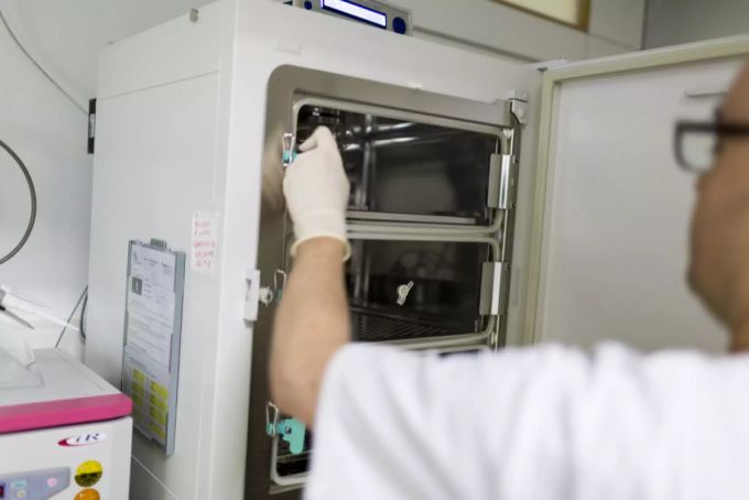 Auch Frauen sollen ihre Eizellen einfrieren dürfen, fordert die Frau. Eizellen