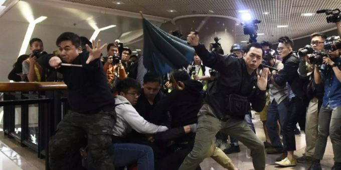 Auseinandersetzungen in Hongkonger Einkaufszentrum Auseinandersetzungen in Hongkonger Einkaufszentrum