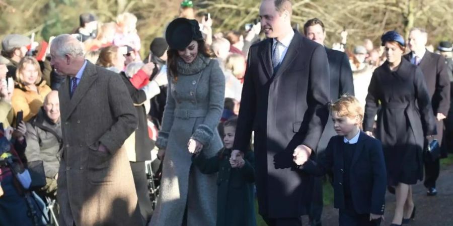 An der Hand ihrer Eltern kommen Prinzessin Charlotte und Prinz George zum Gottesdienst. Foto: Joe Giddens/PA Wire/dpa