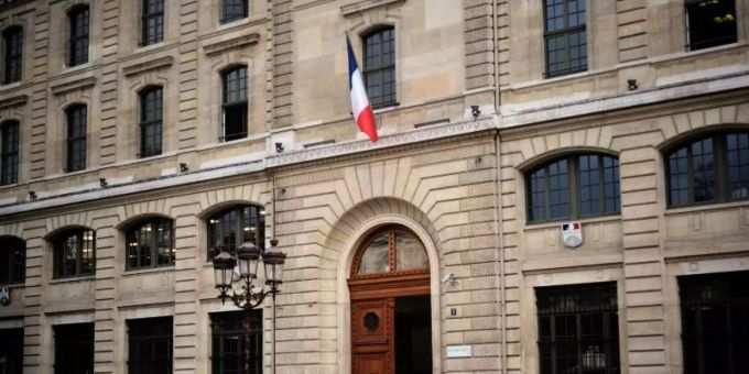 Paris - Pariser Messerattacke: Innenminister in der Kritik