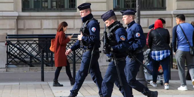 Polizeibeamte patrouillieren mit Gewehren vor dem Polizeipräsidium. paris messer attacke