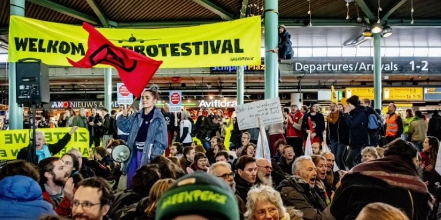 Klimaprotest im Amsterdamer Flughafen Schiphol