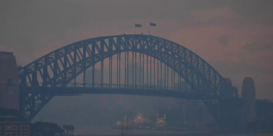 Sydney versinkt in einer stinkenden Rauchwolke. Foto: Steven Saphore/AAP/dpa