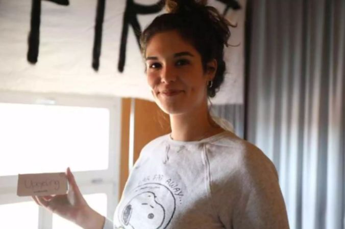 Kreative Kita-Betreuerin upcycled ihren Lieblingspullover zu sinnvollen Babyfinken