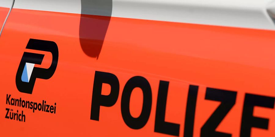 Die Kantonspolizei Zürich hatte am Montag in Winterthur einen Grosseinsatz. Ein Autodieb versuchte eine Strassensperre zu durchbrechen. Dabei erfasste er eine Polizistin und verletzte diese schwer. (Symbolbild)