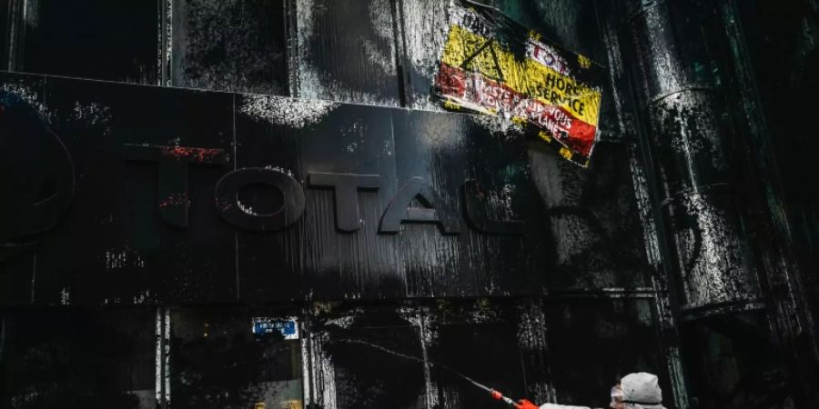 Aktivist besprüht die Fassade des Total-Sitzes