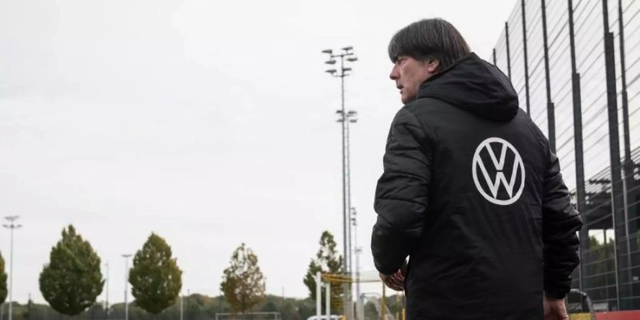 Auf nach Tallinn! Bundestrainer Joachim Löw trifft mit seinem Team in der EM-Qualifikation auf Estland. Foto: Bernd Thissen/dpa