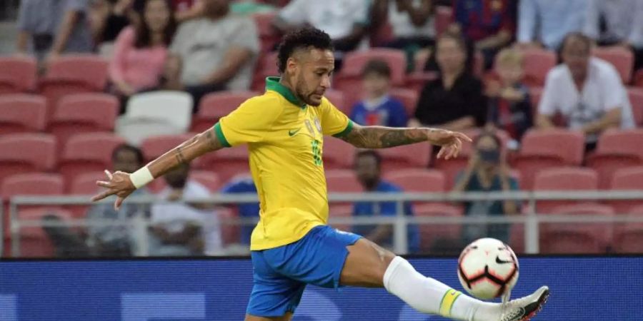 Hat sich bei einem Länderspiel gegen Nigeria verletzt: Brasiliens Superstar Neymar. Foto: Then Chih Wey/XinHua/dpa