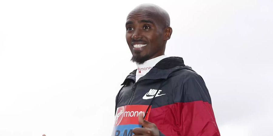 Mo Farah posiert für die Fotografen.