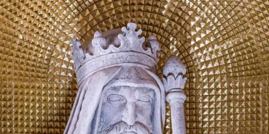 Heinrich V. als Sandsteinfigur. Foto: Andreas Arnold/dpa
