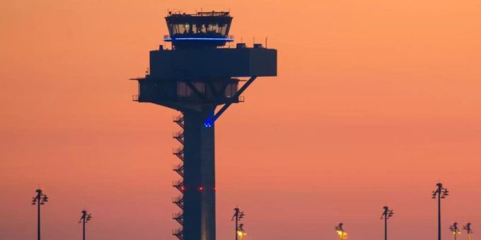 Farbenprächtig leuchtet der Morgenhimmel über dem Gelände des neuen Hauptstadtflughafens Berlin Brandenburg Airport Willy Brandt (BER). Foto: Patrick Pleul/dpa-Zentralbild/dpa Farbenprächtig leuchtet der Morgenhimmel über dem Gelände des neuen Hauptstadtflughafens Berlin Brandenburg Airport Willy Brandt (BER). Foto: Patrick Pleul/dpa-Zentralbild/dpa