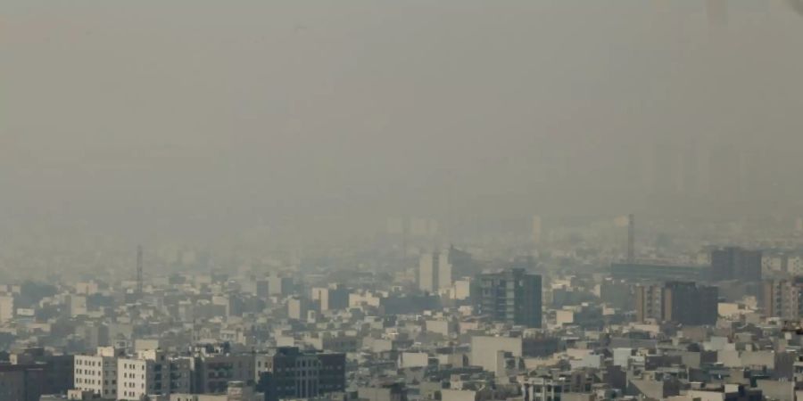 Blick auf das Smog-verhangene Teheran vom 13. November