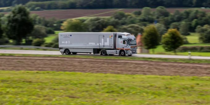 Ein Lastwagen fährt auf einer Strasse. (Symbolbild) Lkw Flüchtlinge