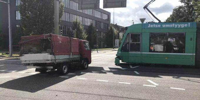 Kollision zwischen Lieferwagen und Tram Kollision zwischen Lieferwagen und Tram