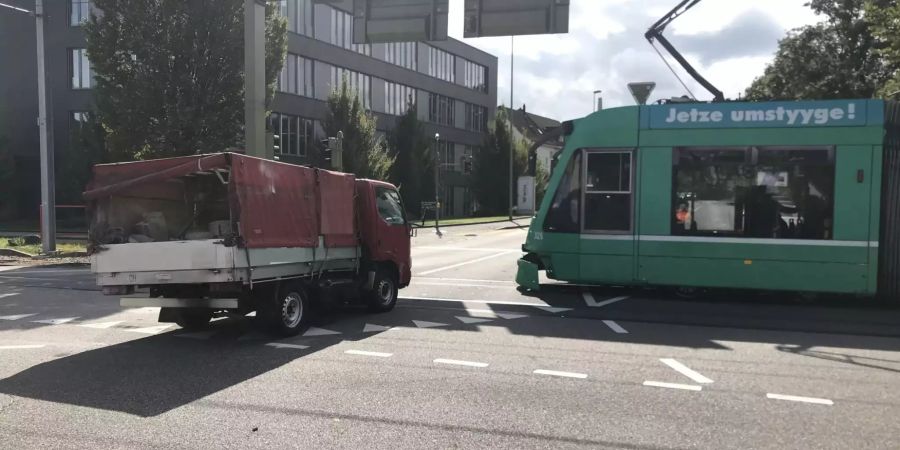 Kollision zwischen Lieferwagen und Tram