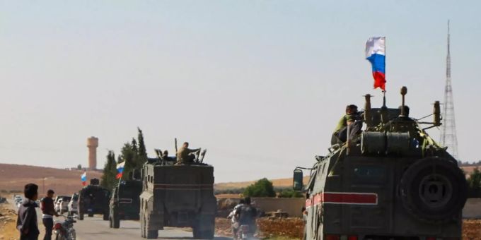 Russische Truppen patroullieren im Grenzgebiet. russland kurden syrien