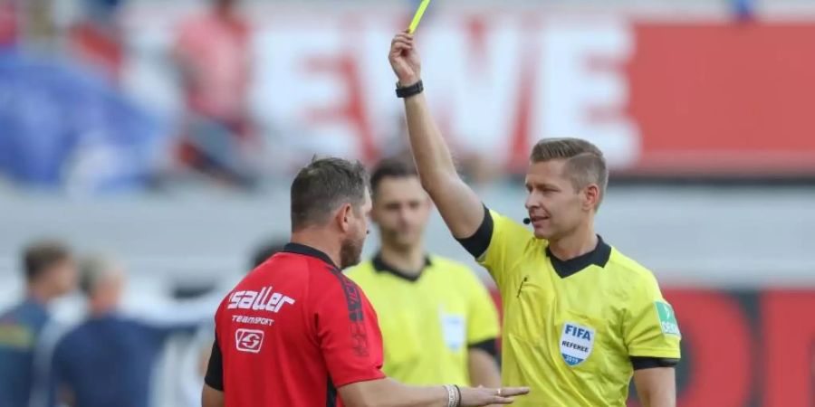 Bekam als erster Trainer der Bundesliga-Geschichte die Gelbe Karte gezeigt: Paderborn-Coach Steffen Baumgart. Foto: Friso Gentsch/dpa