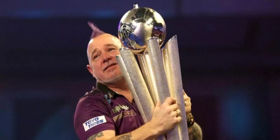 Peter Wright mit der 25 Kilogramm schweren Sid Waddell Trophy. Foto: Steven Paston/PA Wire/dpa