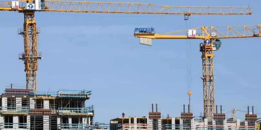 Um die grosse Nachfrage nach Immobilien zu decken, müssen nach Einschätzung von Politik und Bauwirtschaft in Deutschland jährlich 350.000 bis 400.000 Wohnungen entstehen. Foto: Christian Charisius/dpa/Archivbild