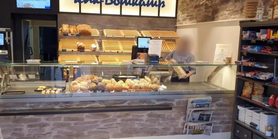 Die gesammelten Kassenzettel von zwei Tagen liegen in einer Bäckerei auf dem Boden. Ab 2020 sind Geschäfte dazu verpflichtet, ihren Kunden Kassenbons auszudrucken. Foto: Michael Tenk/dpa