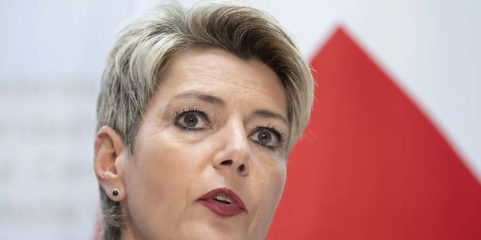 Justizministerin Karin Keller-Sutter wirbt für ein Ja zur Erweiterung der Anti-Rassismus-Strafnorm. Die Meinungsäusserungsfreiheit ist aus ihrer Sicht nicht gefährdet. (Archivbild) rimoldi keller-sutter