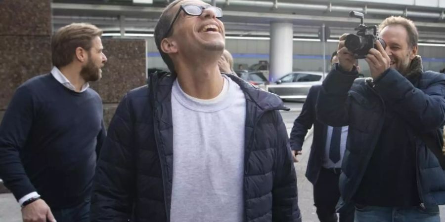 In Freiheit: Nach mehr als drei Jahrzehnten in Haft trifft Jens Söring am Frankfurter Flughafen ein. Foto: Boris Roessler/dpa