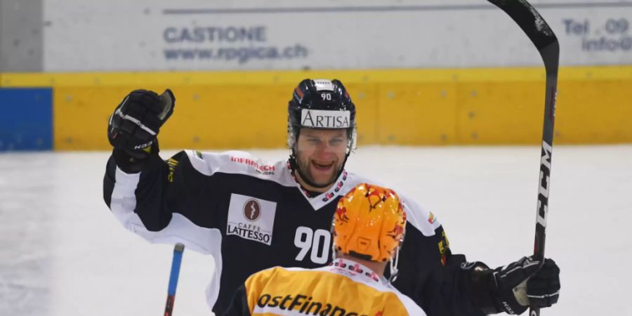 Ambris Yannick Fischer feiert mit Matt D'Agostini das 4:1 im Derby gegen Lugano